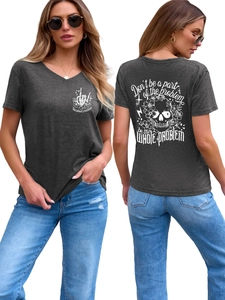 Détail recto-verso du t-shirt col V gris foncé avec imprimé tête de mort et fleurs