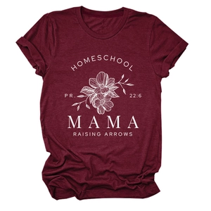 Détail de l'imprimé Homeschool Mama bordeaux et tissu en coton doux sur t-shirt femme