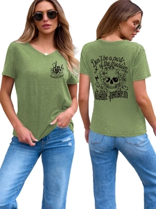 Vues avant et arrière du t-shirt vert col en V avec imprimés de crâne et fleurs
