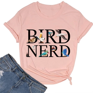 Dettaglio della maglietta rosa Bird Nerd con risvolti e nodo laterale alla moda sull'orlo
