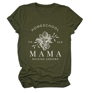 Détail d'un t-shirt vert olive avec imprimé floral blanc et texte de maman éducatrice