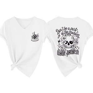 Vue avant et arrière du t-shirt blanc à col en V avec imprimé gothique et détail noué