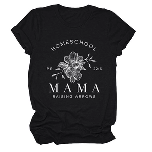 Détail d'un t-shirt à col rond avec motif floral blanc et texte Homeschool Mama