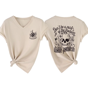 Détails avant et arrière du t-shirt beige à col en V avec crâne et ourlet noué