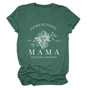 Détail de l'imprimé floral blanc et lettrage MAMA sur un t-shirt femme vert foncé