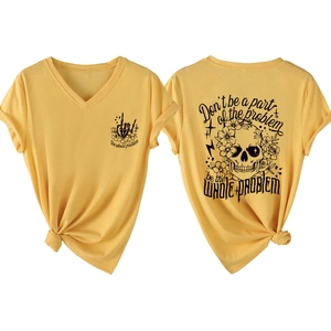 Détails avant et arrière du t-shirt jaune col en V avec motifs crâne et fleurs