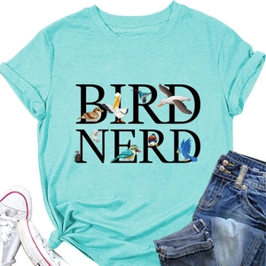 Dettaglio della t-shirt in cotone verde menta con stampa Bird Nerd e disegni di uccelli