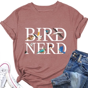 Lay flat della t-shirt Bird Nerd rosso mattone con jeans e scarpe da ginnastica