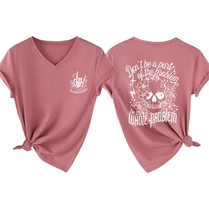 Détail du t-shirt mauve à col en V avec imprimé crâne floral au dos et texte graphique