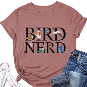 Dettaglio della stampa Bird Nerd e illustrazioni di uccelli su t-shirt rosa polvere