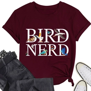 Dettaglio della stampa grafica Bird Nerd su una t-shirt in cotone bordeaux da donna