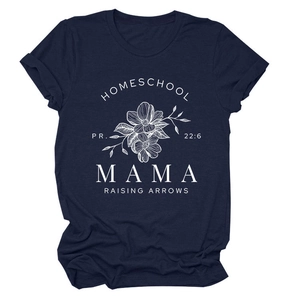 Détail de l'imprimé floral blanc et du texte sur le t-shirt bleu marine à manches courtes