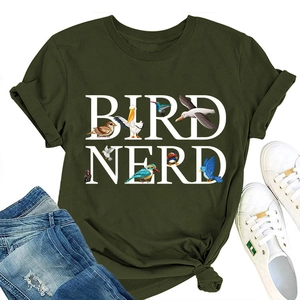 Dettaglio della maglietta Bird Nerd verde militare con uccelli e testo bianco
