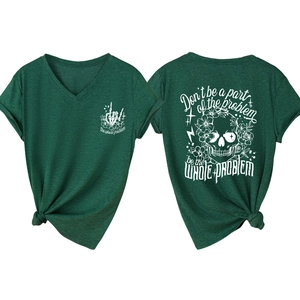 Détails avant et arrière du t-shirt vert foncé col V avec imprimé tête de mort