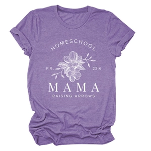 Détail du t-shirt violet avec motif floral Mama blanc et texture en coton de qualité