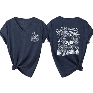 Détail d'un t-shirt col V avec imprimé floral de main de squelette et tissu chiné bleu foncé
