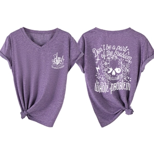 Détail du t-shirt violet chiné col en V avec manches retroussées et imprimé tête de mort