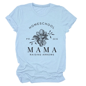 Détail d'un t-shirt en coton bleu clair avec imprimé floral et typographie épurée