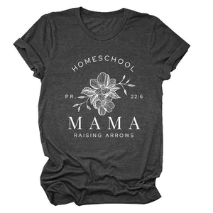 Détail de l'imprimé Homeschool Mama avec motif floral blanc sur t-shirt gris foncé