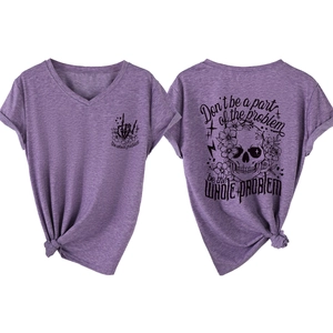 Détails avant et arrière du t-shirt violet col V avec imprimé crâne et ourlet noué