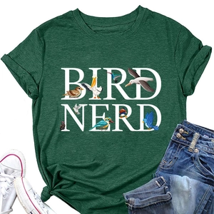 Dettaglio della maglietta Bird Nerd con illustrazioni di uccelli su cotone verde scuro