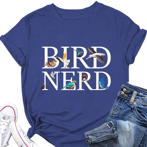 Dettaglio della t-shirt blu Bird Nerd in cotone con uccelli colorati e nodo alla base