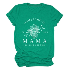 Détail du motif floral sérigraphié blanc et du texte homeschool mama sur le t-shirt vert