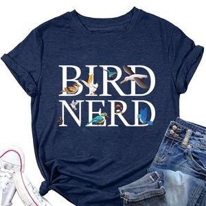 Flat lay maglietta Bird Nerd blu navy con pantaloncini di jeans e scarpe da ginnastica