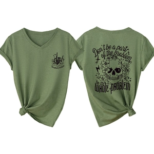 T-shirt vert armée col en V avec imprimé crâne et fleurs, vues de face et de dos