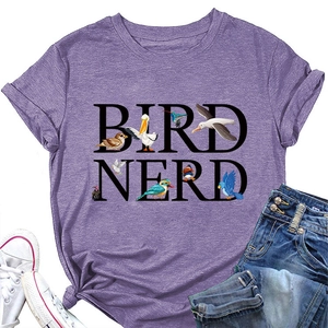 Dettaglio della maglietta viola Bird Nerd con illustrazioni di uccelli e jeans blu