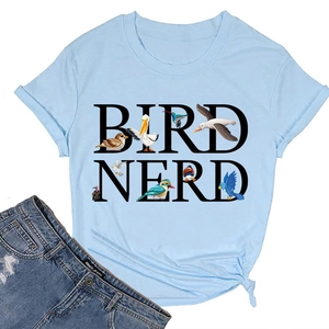 Vista dettagliata della t-shirt in cotone azzurro con testo Bird Nerd e disegni di uccelli