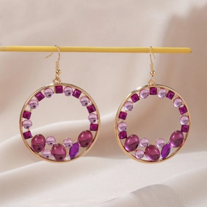 Boucles d'oreilles bohèmes rondes dorées avec perles violettes et roses sur soie