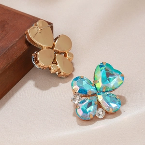 Détails de boucles d'oreilles papillon avec cristaux de cœur bleus et base dorée