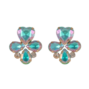 Détails de boucles d'oreilles dorées avec gemmes colorées en forme de cœur et de goutte