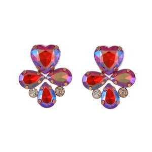 Détail de boucles d'oreilles cœurs rouges en cristal avec zircons sur monture dorée