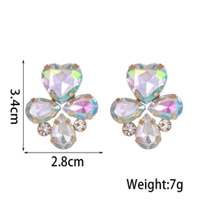 Détail de boucles d'oreilles trèfle coloré avec dimensions de 3,4 cm par 2,8 cm