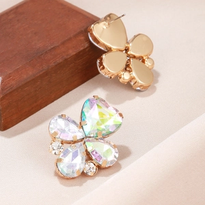 Vue macro de boucles d'oreilles papillon avec cristaux irisés et base dorée