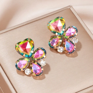 Élégantes boucles d'oreilles papillon dorées avec cristaux dégradés sur boîte à bijoux