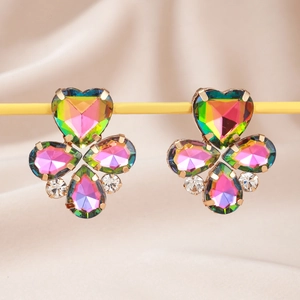 Détail de boucles d'oreilles cœur et gouttes aux pierres multicolores serties d'or