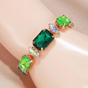 Bracelet bohème en alliage doré orné de pierres vert émeraude et cristaux vintage