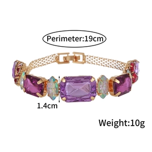 Vue détaillée d'un bracelet en maille dorée avec pierres violettes, roses et dimensions