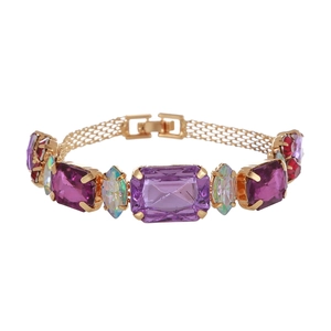 Détails de luxe du bracelet doré orné de cristaux multicolores et de gemmes