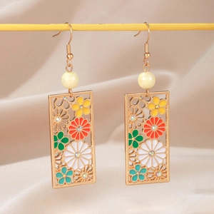 Orecchini a fiori traforati dorati con smalto colorato e accenti di cristallo