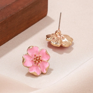 Boucles d'oreilles fleurs de cerisier roses avec bordure dorée sur soie