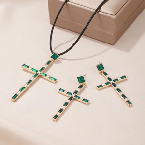 Parure de bijoux croix vintage dorée avec cristaux émeraude et accents diamants