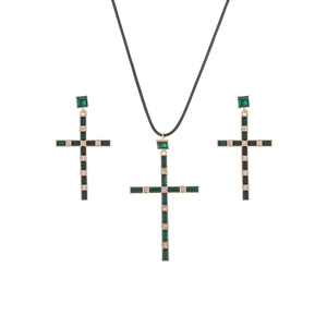Parure de bijoux vintage croix émeraude avec cadre doré et cristaux sur fond blanc