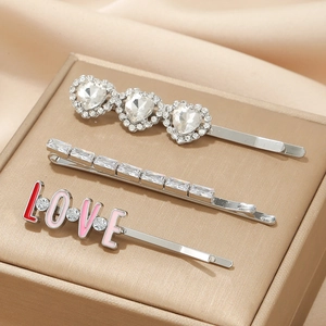 Dreiteiliges silbernes Haarklammer-Set mit Strass und rosa LOVE-Schriftzug auf Satin