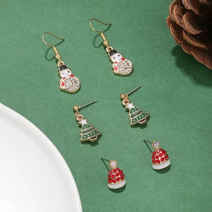 Set di orecchini natalizi con pupazzo di neve, albero e cappello in oro e smalto