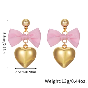 Boucles d'oreilles nœud rose avec pendentif cœur doré montrant la taille de 5,5 cm