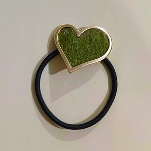 Minimalist heart-shaped alloy hair tie with green faux fur inlay for women daily styling